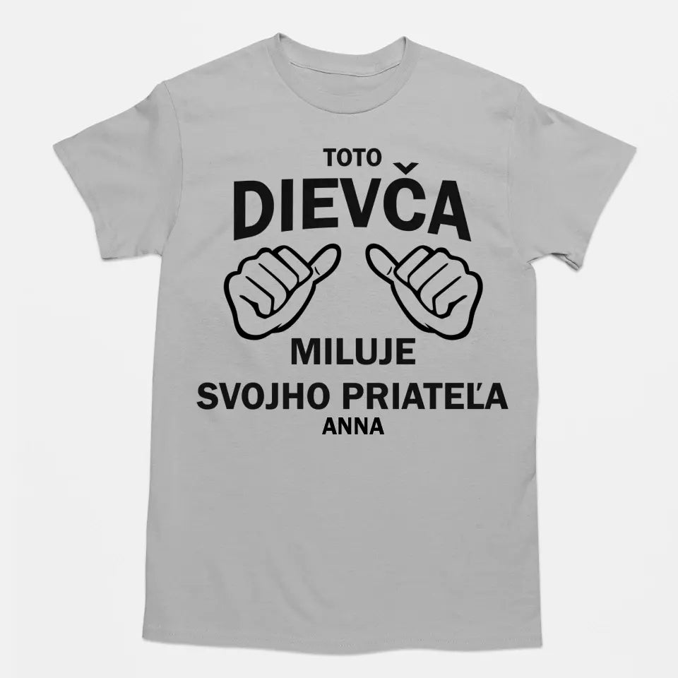Toto dievča miluje svojho priateľa