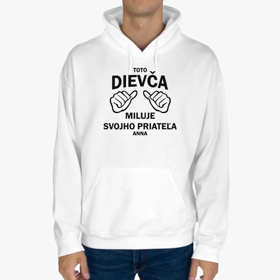 Toto dievča miluje svojho priateľa