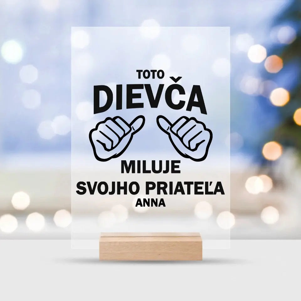 Toto dievča miluje svojho priateľa