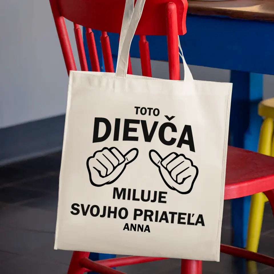 Toto dievča miluje svojho priateľa