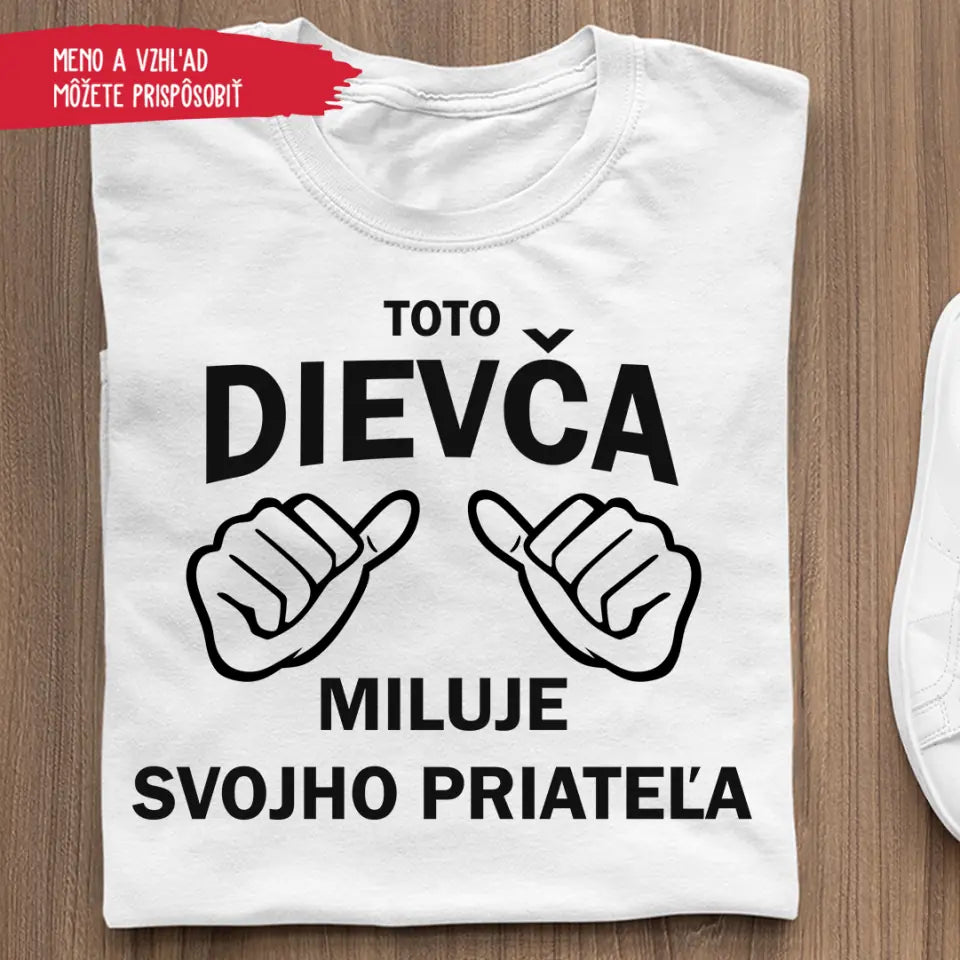 Toto dievča miluje svojho priateľa