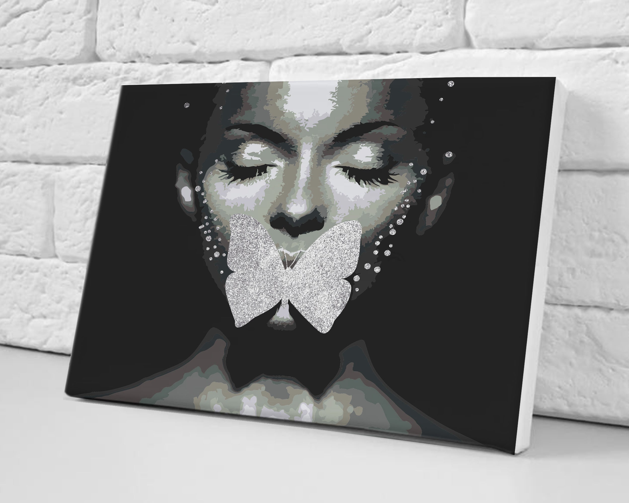 Motýlik so striebornými perami (CH0631)