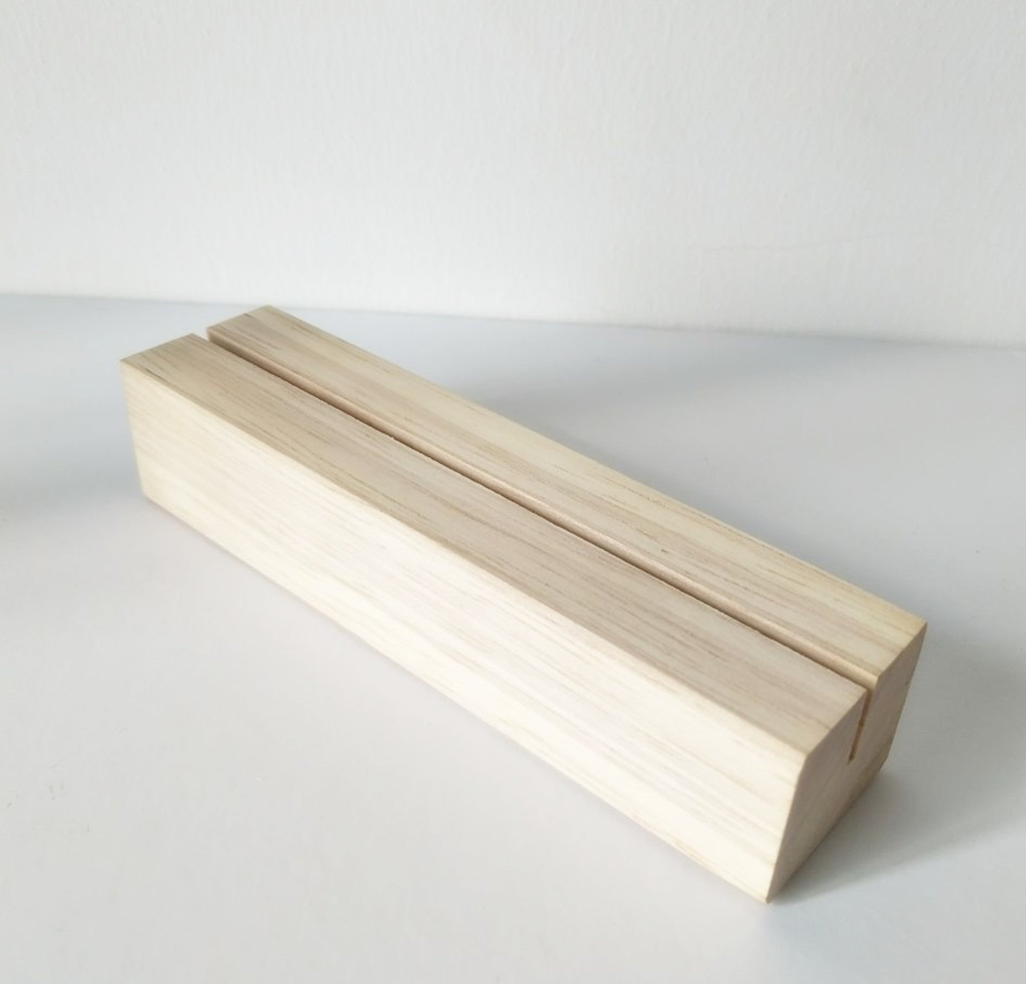 Drevený stojan na akrylové sklo