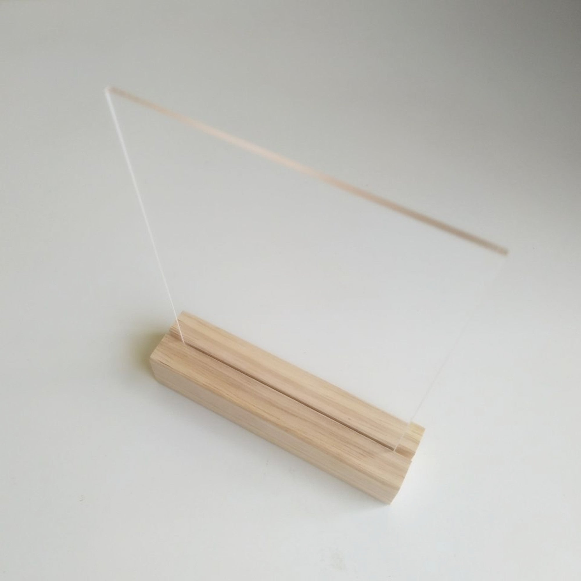 Drevený stojan na akrylové sklo