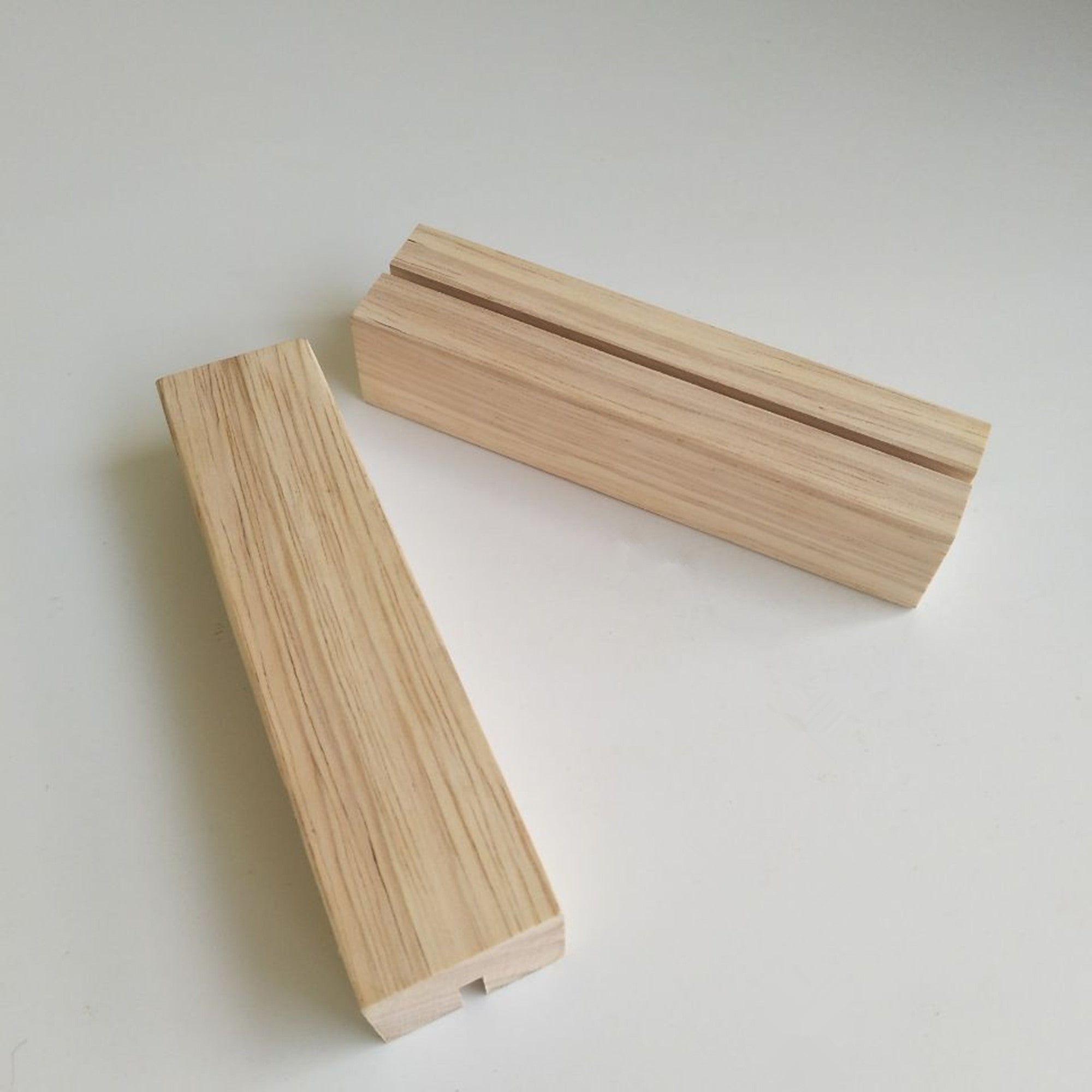 Drevený stojan na akrylové sklo