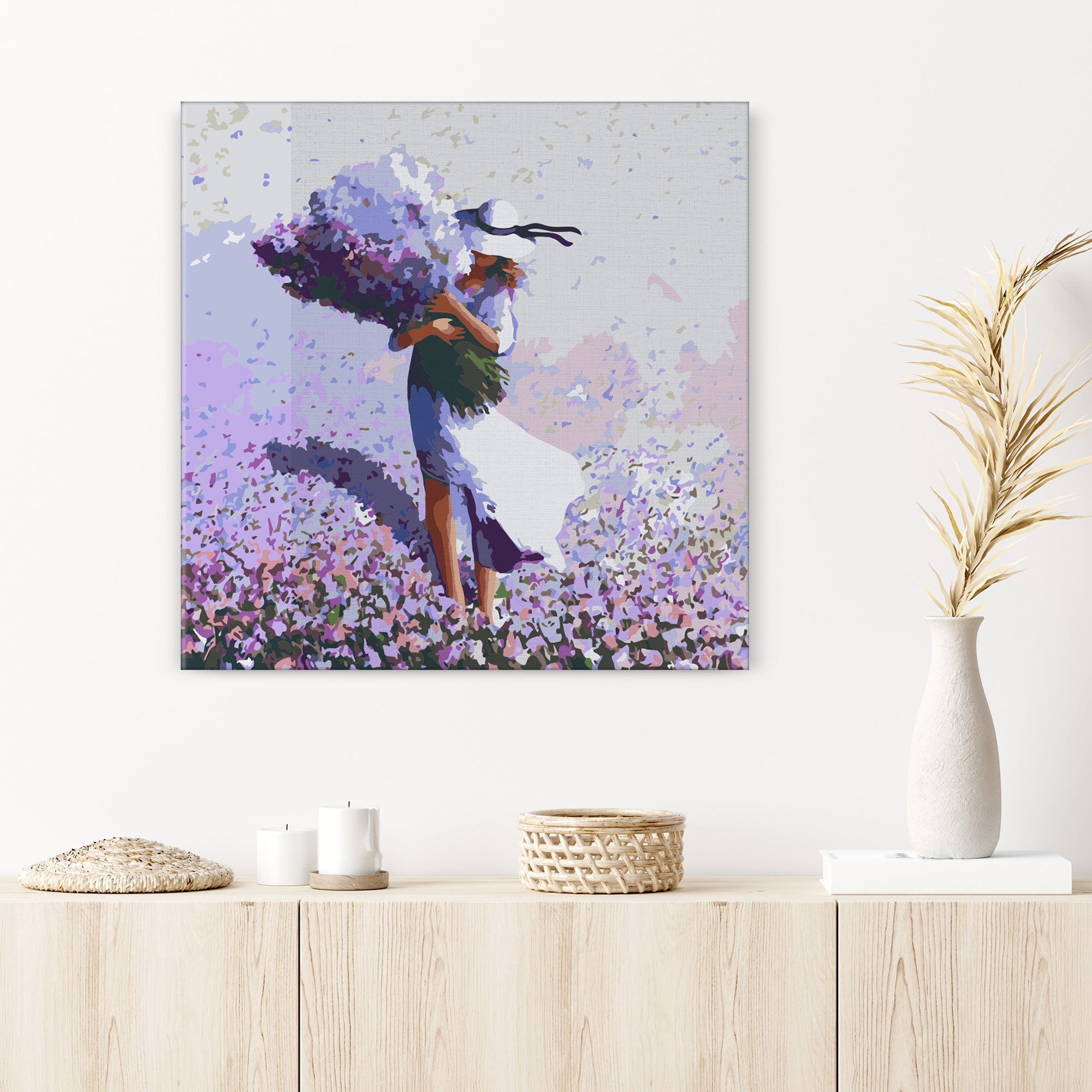 Žena v kvetinovom poli