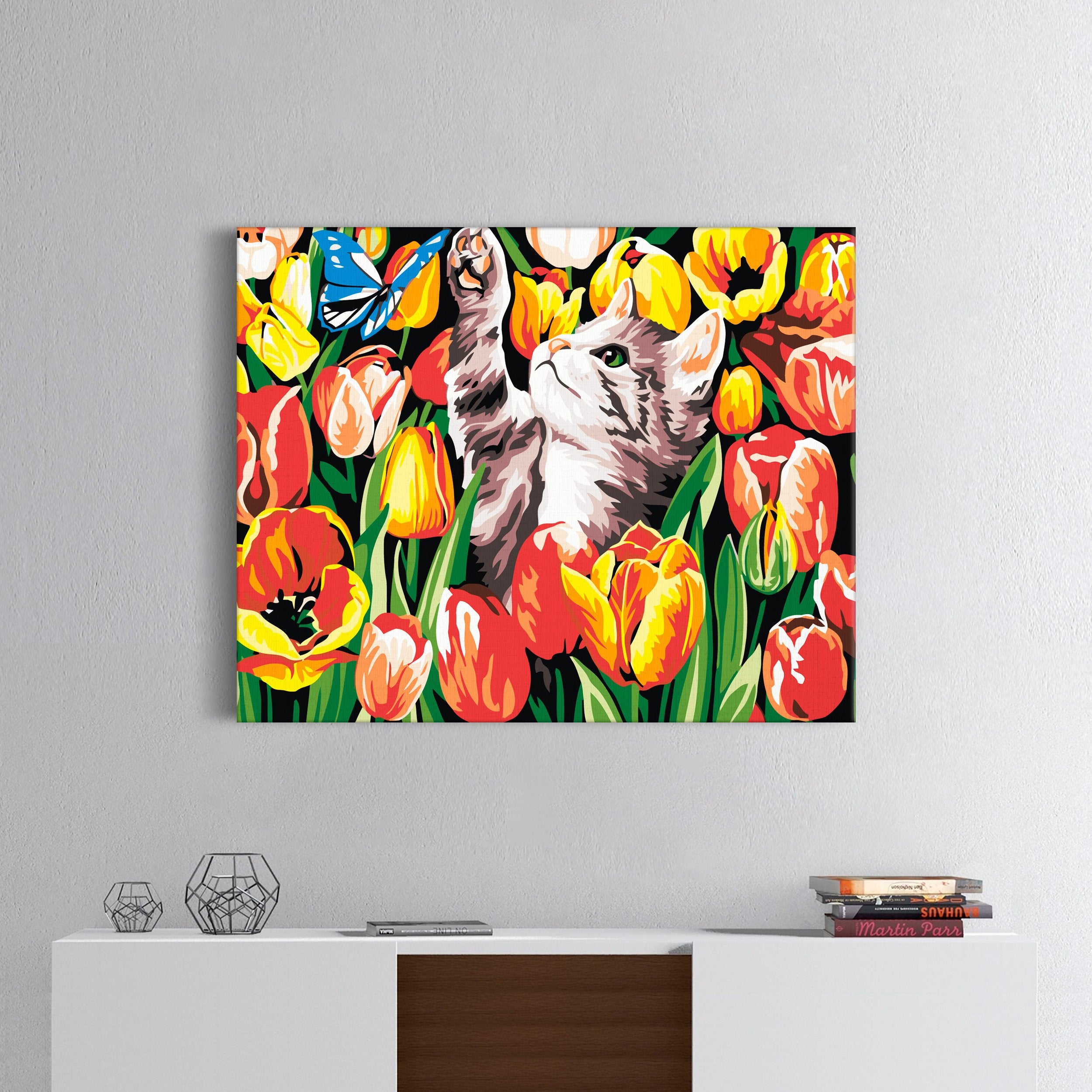 Mačka Chytá Motyku V Tulipánach